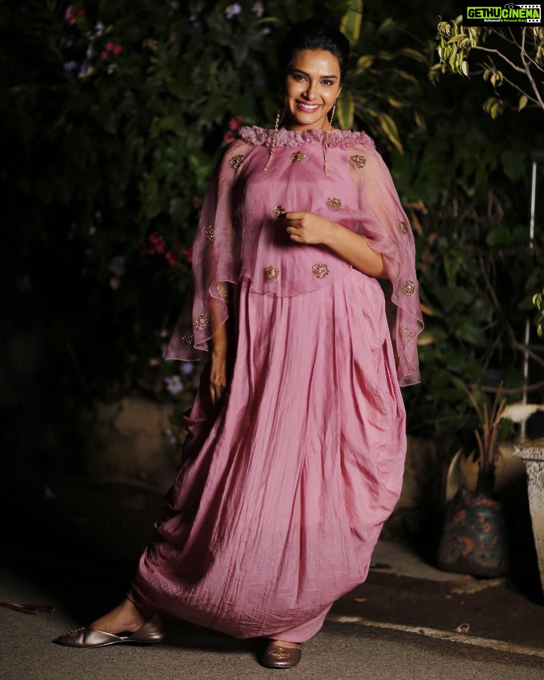 Hari Teja Instagram - Just love the colour ❤️ Wearing @althea.krishna 🥰🥰 Thank u for the beautiful outfit ....🙂🙂 Styled by: @vid_vidya PC: @apicbyvenky 😃