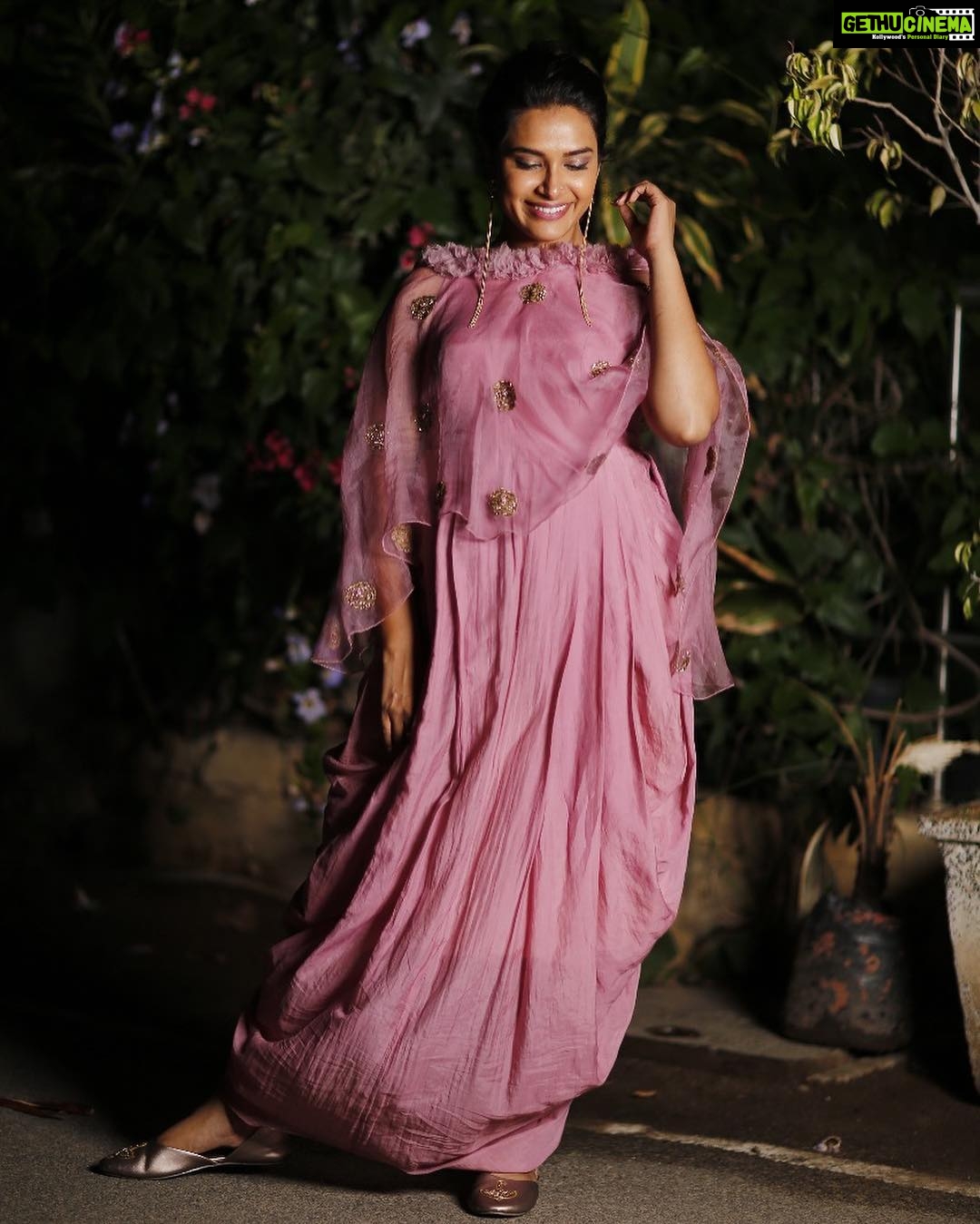 Hari Teja Instagram - Just love the colour ❤️ Wearing @althea.krishna 🥰🥰 Thank u for the beautiful outfit ....🙂🙂 Styled by: @vid_vidya PC: @apicbyvenky 😃