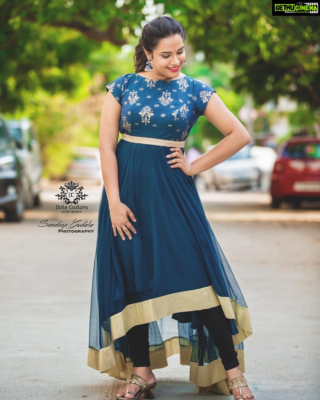 Hari Teja Instagram - Heylo Summers 🥰🥰 this pretty comfortable outfit by @duta_couture ❤️ jewellery @krishnas_joya_hyderabad ❤️ PC: @sandeepgudalaphotography 😻 shoes by: @septembershoes ❤️