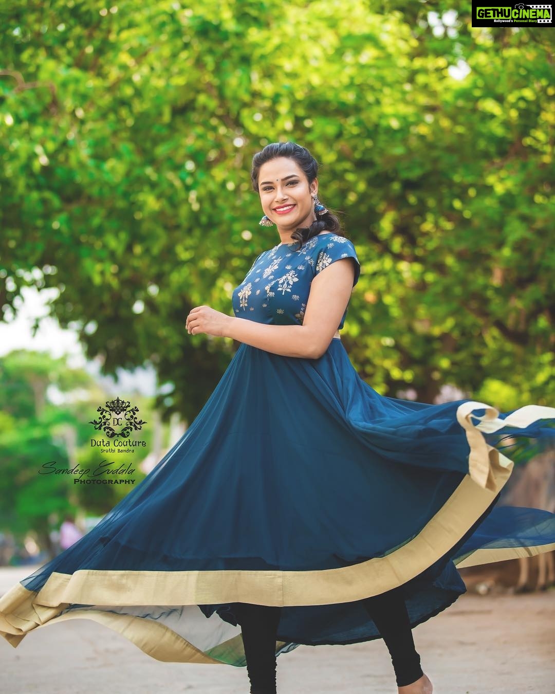 Hari Teja Instagram - Just love the colour ❤️ Wearing @althea.krishna 🥰🥰 Thank u for the beautiful outfit ....🙂🙂 Styled by: @vid_vidya PC: @apicbyvenky 😃