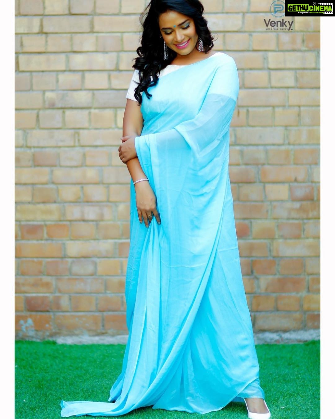 Hari Teja Instagram - For Today’s super singer ...❤️❤️ 90s 80s paaatalathoooo..😀 Enjoy ..😍 don’t miss it😌😌 Outfit: @madhurasdesignerstudio PC: @apicbyvenky 😀