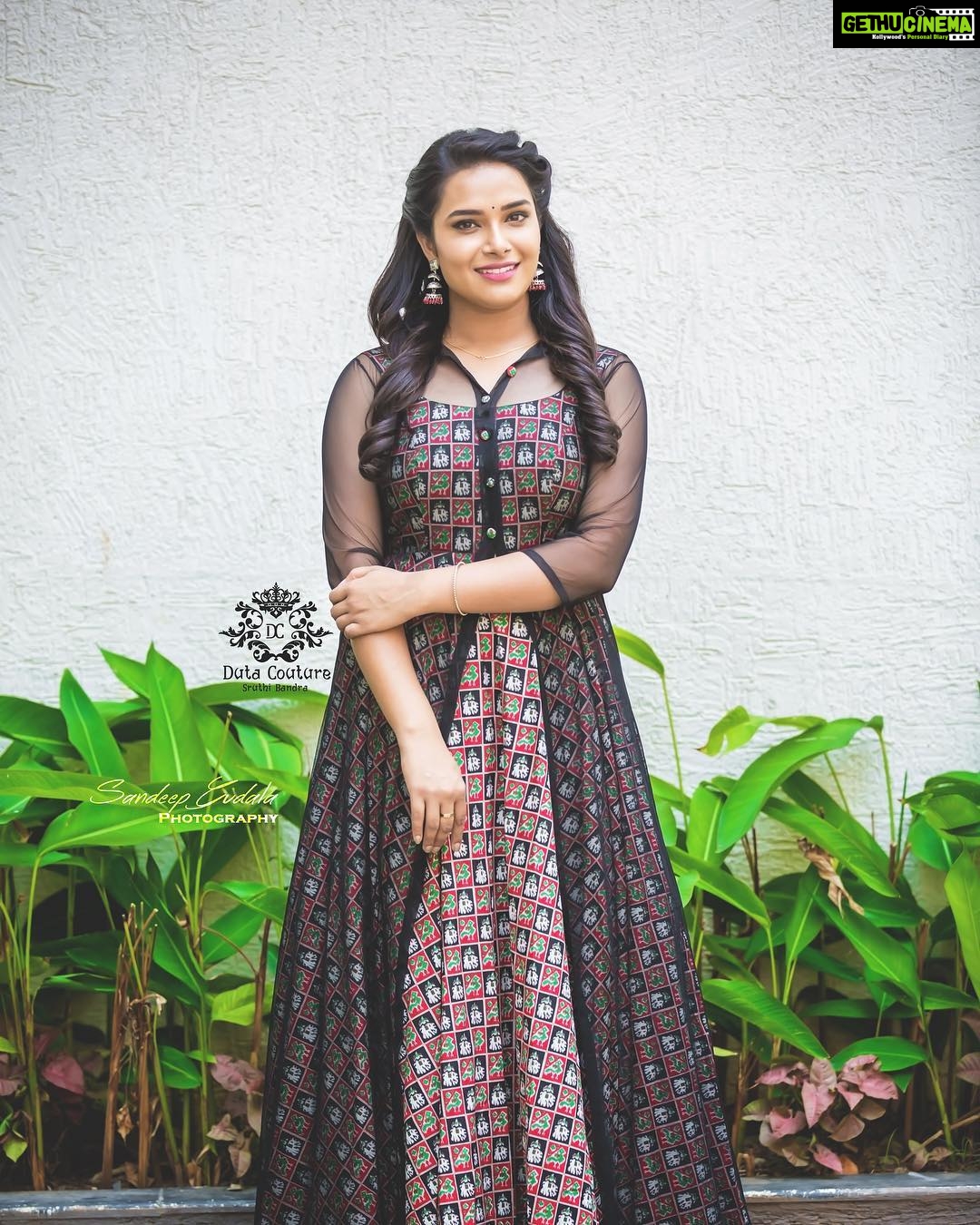 Hari Teja Instagram - Just love the colour ❤️ Wearing @althea.krishna 🥰🥰 Thank u for the beautiful outfit ....🙂🙂 Styled by: @vid_vidya PC: @apicbyvenky 😃