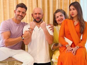Hrithik Roshan Instagram - Sisters and brothers tied Rakhi to each other this year. 
The raksha goes both ways. 

Happy Rakhi everyone ! 
……….

That moment in 1996 ❤️ 
We still look the same 😅
Pic by : @suranika
Directed by : @sabazad
