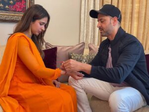 Hrithik Roshan Instagram - Sisters and brothers tied Rakhi to each other this year. 
The raksha goes both ways. 

Happy Rakhi everyone ! 
……….

That moment in 1996 ❤️ 
We still look the same 😅
Pic by : @suranika
Directed by : @sabazad