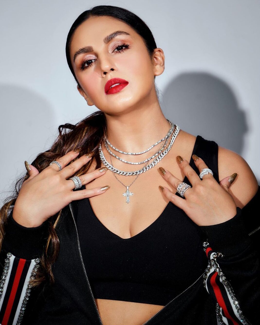 Huma Qureshi Instagram - At leisure but make it 🔥#athleisure #style #fire #lioness Stylist @sanamratansi Jacket @gucci Shoes @balmain Nails @itssoezi Crop top and pants : @silvertraq Jewellery : @zillionaireindia @ayanasilverjewellery