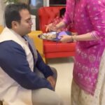 Isha Koppikar Instagram – Tu hai toh, I’ll be alright ❤️
Blessed with the best brothers – @dstreetcopycat @vijaykadechkarr @siddharth_atha 

#happyrakshabandhan #brothersisterlove #famjam #family #love #trendingreels #festivalsofindia #indians #bhaibehen