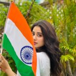 Janhvi Kapoor Instagram - “Where the mind is without fear and the head is held high Where knowledge is free Where the world has not been broken up into fragments By narrow domestic walls Where words come out from the depth of truth Where tireless striving stretches its arms towards perfection Where the clear stream of reason has not lost its way Into the dreary desert sand of dead habit Where the mind is led forward by thee Into ever-widening thought and action Into that heaven of freedom, my Father, let my country awake.” - Rabindranath Tagore Happy Independence Day 🇮🇳 #JaiHind