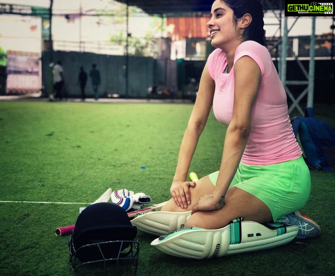 Janhvi Kapoor Instagram - Back to the grind 😅 #Mr&MrsMahi 🏏