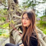 Jannat Zubair Rahmani Instagram - I had a dream I was seven Climbing my way in a tree I saw a piece of heaven Waiting impatient for me, down