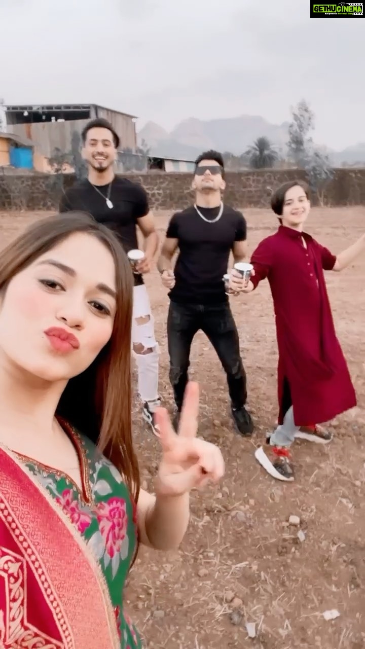 Jannat Zubair Rahmani Instagram - Or ye humari pawri ho rhi hai🙆🏼‍♀️😬 @ayaanzubair_12 @mr_faisu_07 @thesiddharthnigam