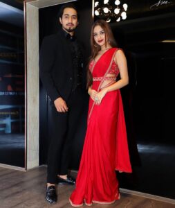 Jannat Zubair Rahmani Instagram - Marda Saara India 🙏🏻❤️

.
.

Stylist: @jigisha.dalal 
Saari: @kalkifashion
Earnings: @vaidaan.official 
Ring: @jewellerybyavnigujral
Makeup & Hair: @bijalgadamakeovers