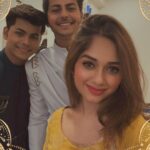 Jannat Zubair Rahmani Instagram - A very Happy Diwali, indeed!✨❤️ . . . Mumma Styled by: @styledbysujata Outfit by: @nidhhi_l_mahajan