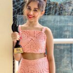 Jannat Zubair Rahmani Instagram - Received the Most Well Groomed Star award! Dedicating this to my extended insta family who voted for me! Thanks so much for voting in my favour... Thank you IWM Buzz Style award for this beautiful trophy... Also, thank you for sending a beautiful hamper from Godrej L’Affaire. @iwmbuzz @godrejlaffaire ♥️