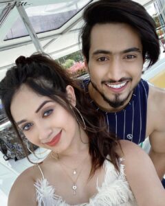 Jannat Zubair Rahmani Instagram - Here’s to the guy who lives life at full throttle and always goes the extra mile. Enjoy the ride! May you fly high on the wings of success!🌈
Happy Birthday!💃🏻
