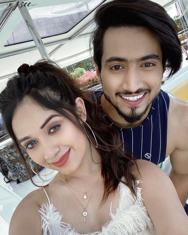 Jannat Zubair Rahmani Instagram - Here’s to the guy who lives life at full throttle and always goes the extra mile. Enjoy the ride! May you fly high on the wings of success!🌈 Happy Birthday!💃🏻