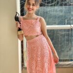 Jannat Zubair Rahmani Instagram – Received the Most Well Groomed  Star award!
Dedicating this to my extended insta family who voted for me! Thanks so much for voting in my favour… Thank you IWM Buzz Style award for this beautiful trophy… 
Also, thank you for sending a beautiful hamper from  Godrej L’Affaire.
@iwmbuzz @godrejlaffaire ♥️