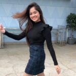Jannat Zubair Rahmani Instagram - Kaali gaddi kaala sheeshe Kaala ainak paaya kaala 🖤 #kurtapajama @tonykakkar