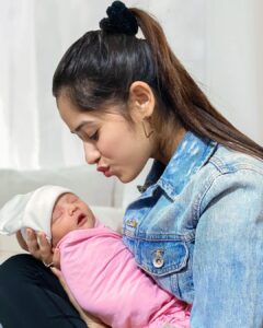 Jannat Zubair Rahmani Instagram - All of gods grace in one tiny face 💓 
#babygirl #cousin #love #throwback