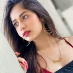 Jannat Zubair Rahmani Instagram - You are not incomplete, you are evolving, embrace the process 🌺
