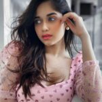 Jannat Zubair Rahmani Instagram - Like a river flows Surely to the sea Darling, so it goes