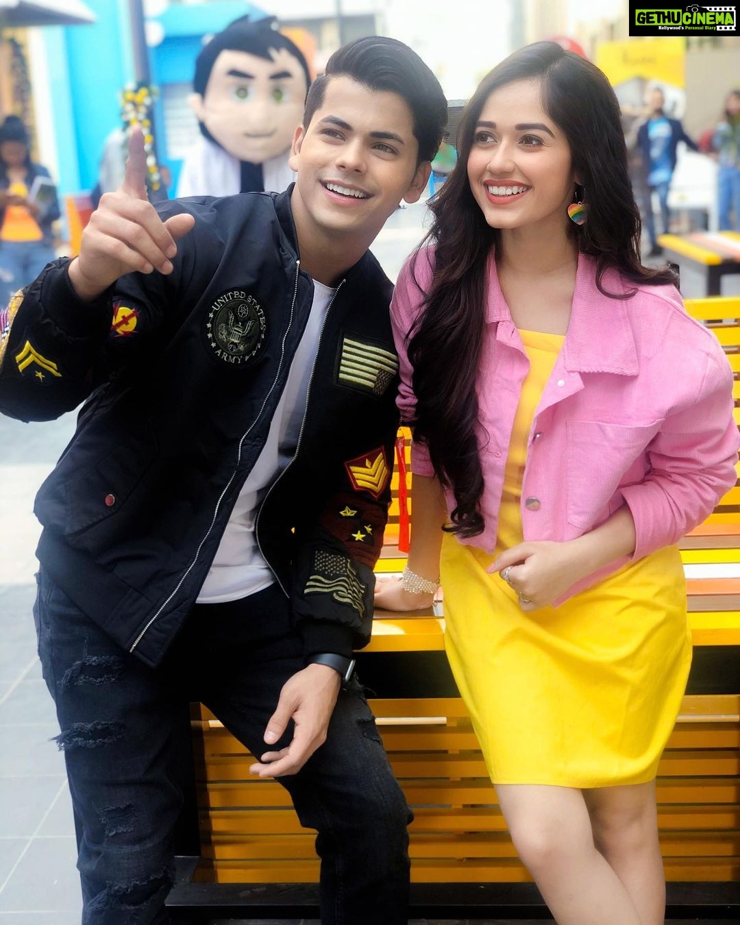 Jannat Zubair Rahmani Instagram - Ringtone out on 30th April❤️💃🏻 @thesiddharthnigam @desimusicfactory