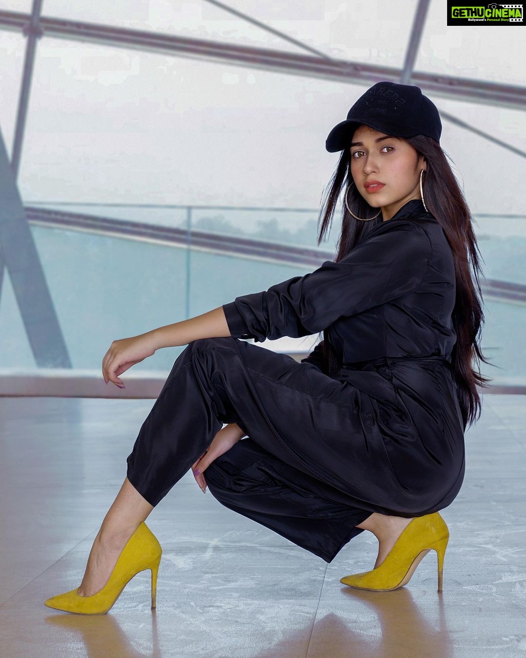 Jannat Zubair Rahmani Instagram - I’ll stop wearing black when they make a darker color.🖤 Tera Naam out on @zeemusiccompany YouTube’s Channel!