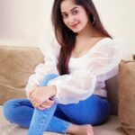 Jannat Zubair Rahmani Instagram - Bored of being bored because being bored is boring😫 P.S - ‘My Quarantine Day Routine’ dropping in a few hours on my Youtube channel!💁🏼‍♀️