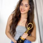 Jannat Zubair Rahmani Instagram - Received ‘Iconic Face of the Year’ on Woman’s Day! #grateful #thankyou Posting it super late coz I wasn’t sure if I should share this in such a stressful situation :(
