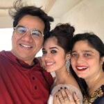 Jannat Zubair Rahmani Instagram - Happy Anniversary Mumma Dadda!!❤️ Love youuuu😘