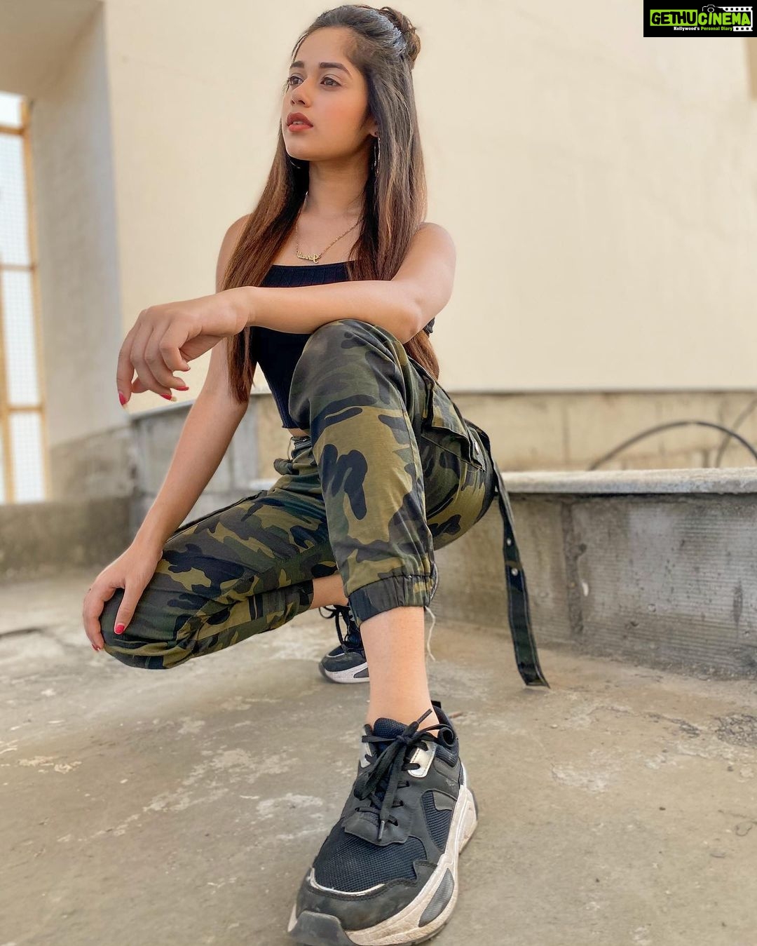 Jannat Zubair Rahmani Instagram - Let in joy. Let in love. Let in self-worth. Let in kindness. Let in self-comparison. Let in gratitude.🥀 📸 @ayaanzubair_12