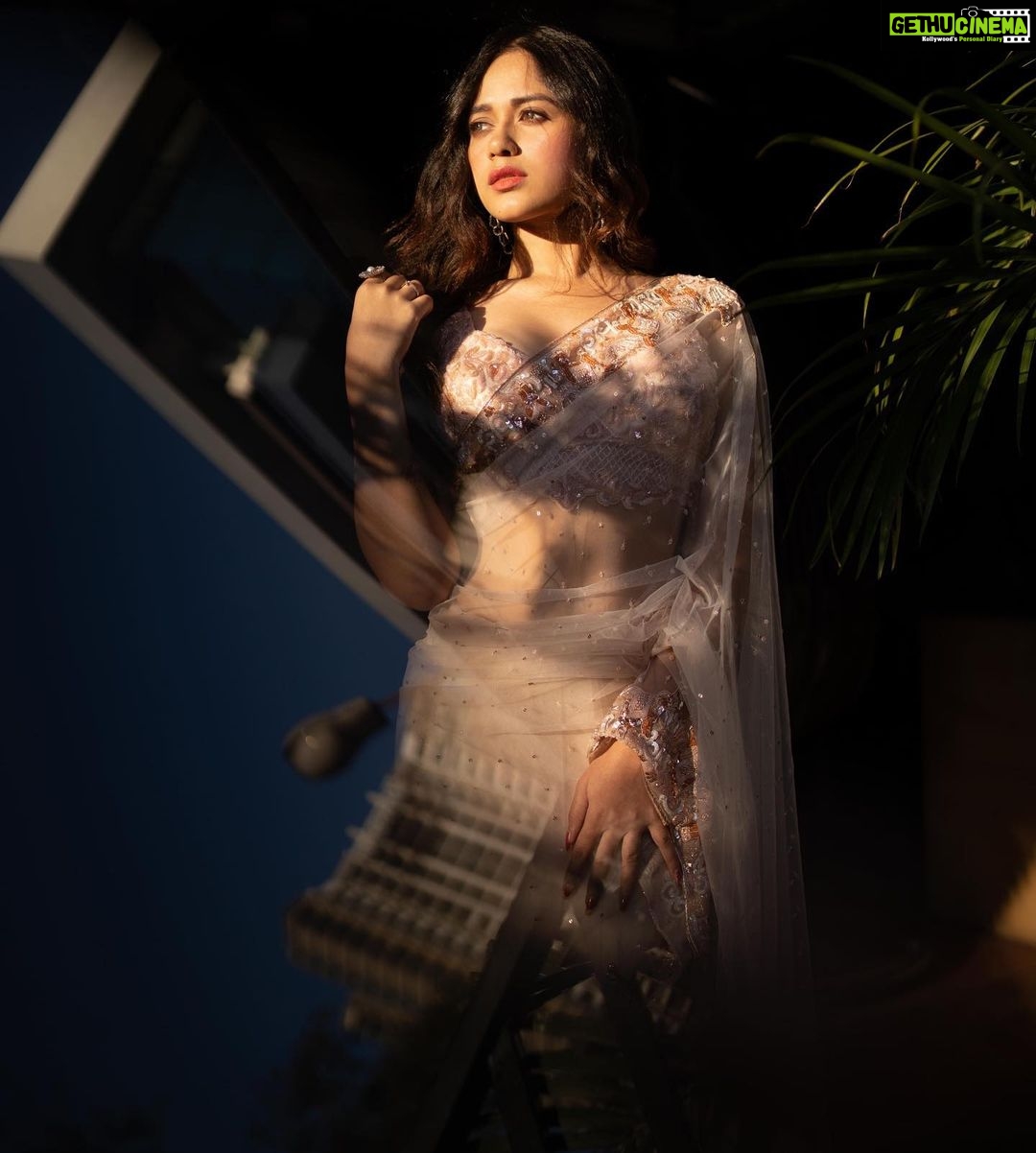 Jannat Zubair Rahmani Instagram - Unn chiraagon mein tel hi kam tha, kyun gila phir humein hawa se rahe?🍂 Saree