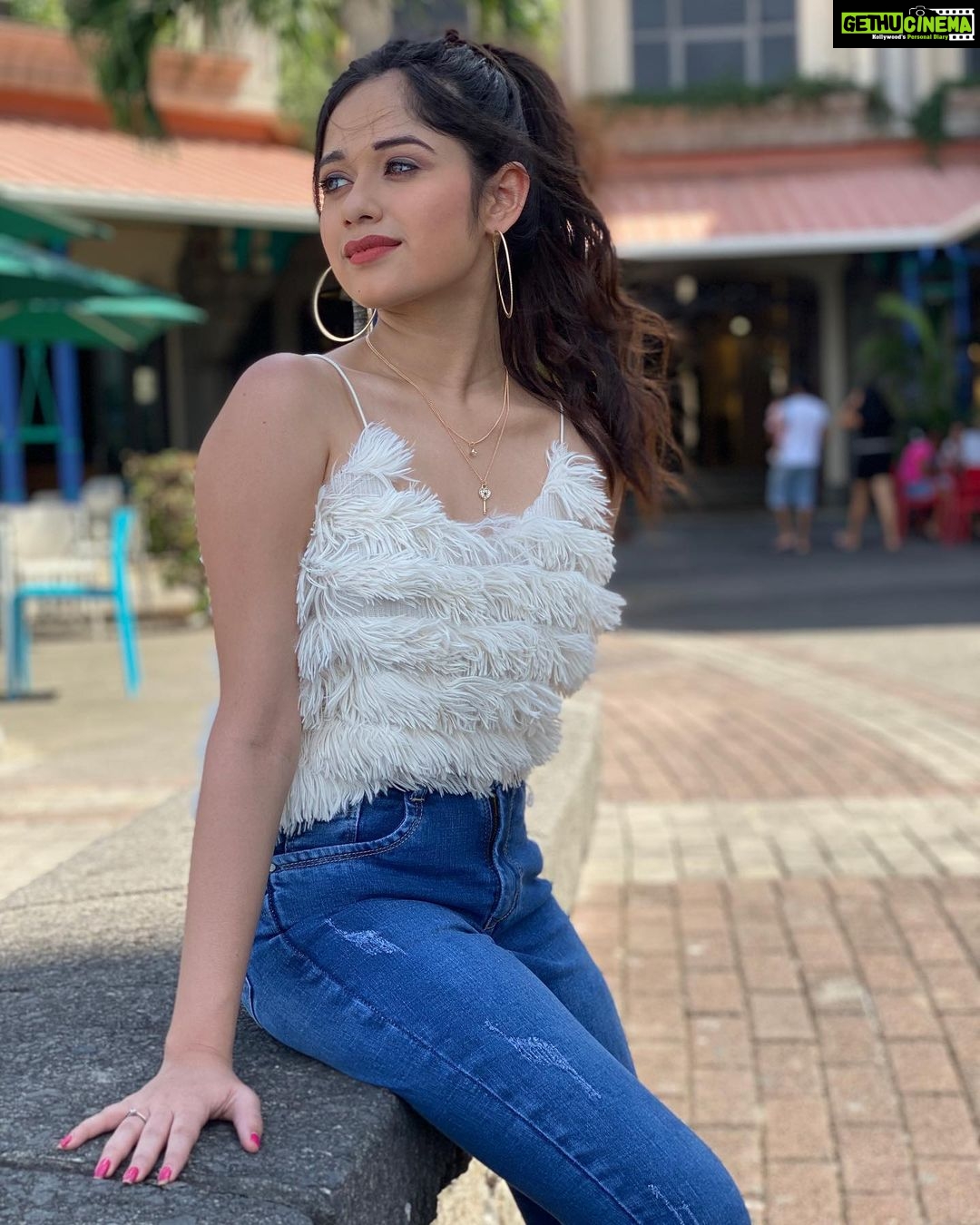 Jannat Zubair Rahmani Instagram - Hayee Garmiii🥺 Port Louis, Mauritius