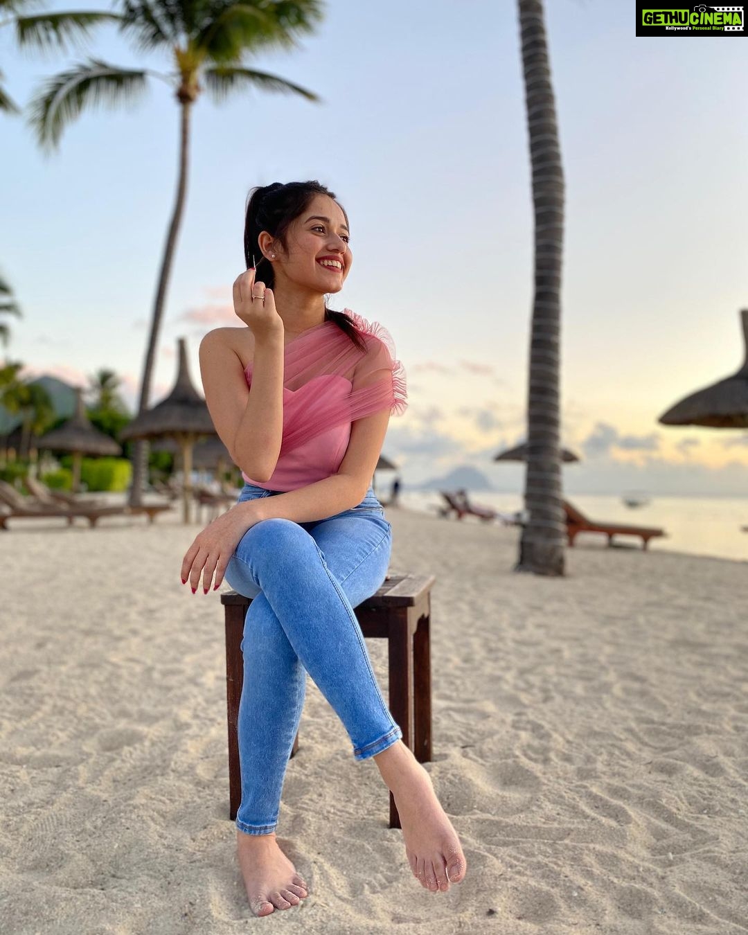 Jannat Zubair Rahmani Instagram - Such a bliss❤️ Back here after 10 Yearsssss🙆🏼♀️ Sofitel Mauritius L'Impérial Resort & Spa