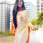 Jannat Zubair Rahmani Instagram - Happy Holiiii!!💃🏻❤️