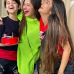 Jannat Zubair Rahmani Instagram - It’s a Merry Christmas with my favourite people!❤️🎄