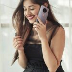 Jannat Zubair Rahmani Instagram - Loving the super smooth display of the #OnePlus7T, get yours today! @oneplus_india