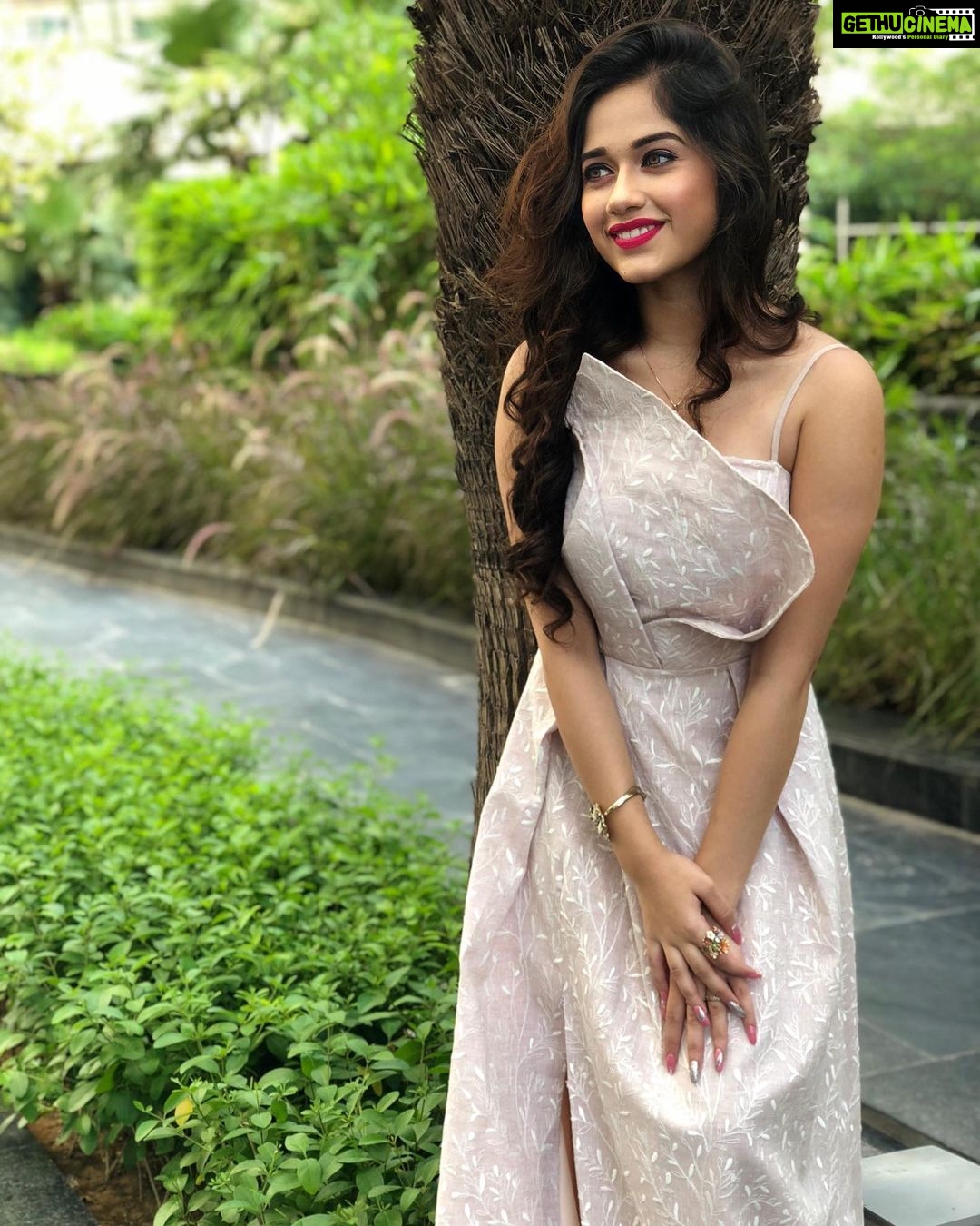 Jannat Zubair Rahmani Instagram - So many reasons behind this smile!❤️ Alsooo veryyy excited to meet you guys in Delhi todayyyy!! Styled by @shrishtimunka 📸 @zubairrahmani09 Delhi, India