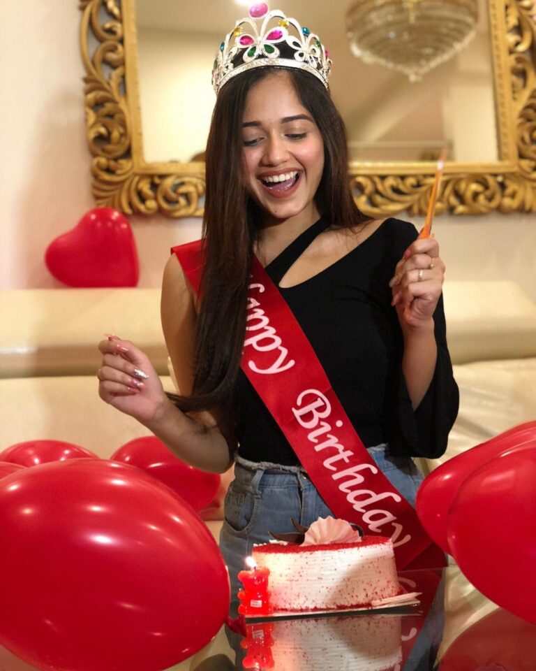 Jannat Zubair Rahmani Instagram - Happy 18th Birthday to me!❤️ My song is launching at 2pm today on @zeemusiccompany ‘s Youtube Channel. It’s my singing debut and I’m very excited and nervous at the same time! All I want is your love and support for my song as the gift 💝