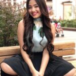 Jannat Zubair Rahmani Instagram - Comment your fav thing about me!❤️ 📸 @zubairrahmani09 Cinnabon Armenia