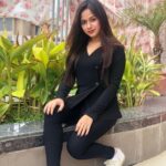 Jannat Zubair Rahmani Instagram - Told ya earlier if it’s not black keep it back💁🏼‍♀️ Outfit by - @periwinkley_shop Styled by - @shrishtimunka 📸 @zubairrahmani09