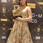 Jannat Zubair Rahmani Instagram - So thankful ❤️ Won the ‘Best Actress Award’ Tere Bin Kive won ‘Most Trending Song’ #blessed ✨⭐️ Thank you CELEBM for Appreciating our work!✨🖤 Styled by - @shrishtimunka 📸 @famousfaces.india Sahara Star
