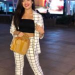 Jannat Zubair Rahmani Instagram - 2 Stages of my life: I should eat I shouldn’t have eaten that much 😬 📸 @zubairrahmani09 Palladium Mumbai