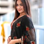 Jannat Zubair Rahmani Instagram - 📸 Portfolio/Photo/Video Shoot 📸 @famousfaces.india 📩 famousfaces@yahoo.com Kuch Is Tarah Se Wo Muskurate Hain, Ki Paresaan Log Unhe Dekh Kar Khush Ho Jate Hain, Unki Baton Ka Aji Kya Kahiye, Alfaaz Phool Bankar Hothon Se Nikal Aate Hain. From a Fan If you have a shayari for me #shayari4jannat, If I like it I will caption it,