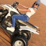 Jannat Zubair Rahmani Instagram - Confidence level- Yes! I will ride this buggy! Scooter chalani nahi aati woh baat alag hai😂 📸 @ayaanzubair_12 Red Sand Desert