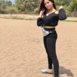 Jannat Zubair Rahmani Instagram - Shopping Rule : If it’s not black put it back 🤷🏻‍♀️ 📸 @zubairrahmani09