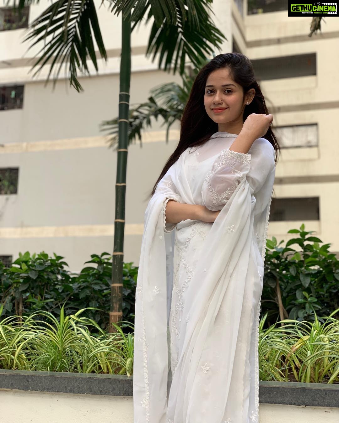 Jannat Zubair Rahmani Instagram - जो होवे तू उदास मुझे देखे हंस ले🌈 #4.6Million #happiness #thankyou #myfam #bestfam