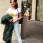 Jannat Zubair Rahmani Instagram - Hello People!!🙋🏼‍♀️ I miss you alllll Yahan pe ab bore ho gayi mein or bahar itni thand thi, ye picture bahut mushkil se click ki without jacket :p Haha 😂 Chalo anyway take care everyone and miss meeee!! Muahh This green furry jacket that I’m carrying is from @_mad_over_accessories Styled by @shrishtimunka Or picture toh dad hi click karte hain @zubairrahmani09