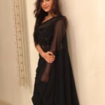 Jannat Zubair Rahmani Instagram - Last night for ‘Dadasaheb Phalke international film festival’ Saree- @the_adhya_designer @aradhya_designer Styled by- @shrishtimunka 🖤 Clicked by my 🖤 @ayaanzubair_12