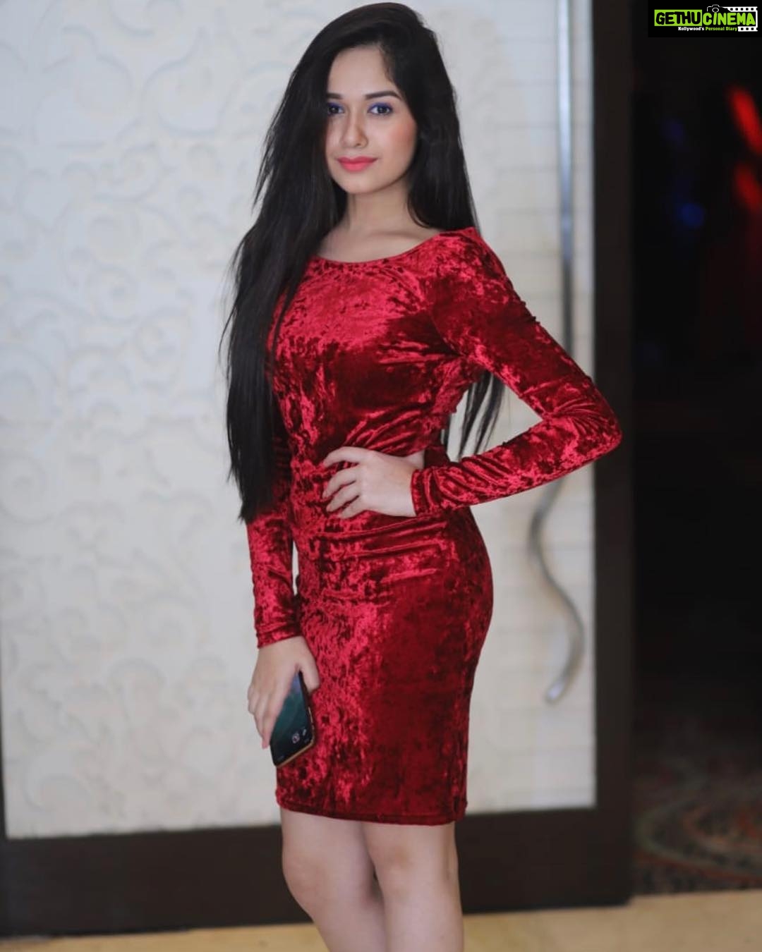 Jannat Zubair Rahmani Instagram - The red sun was pasted in the sky like a wafer.