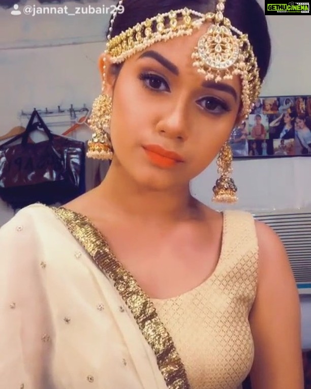 Jannat Zubair Rahmani Instagram - 🤷🏻♀️🤷🏻♀️ Wanna see the whole look?👀